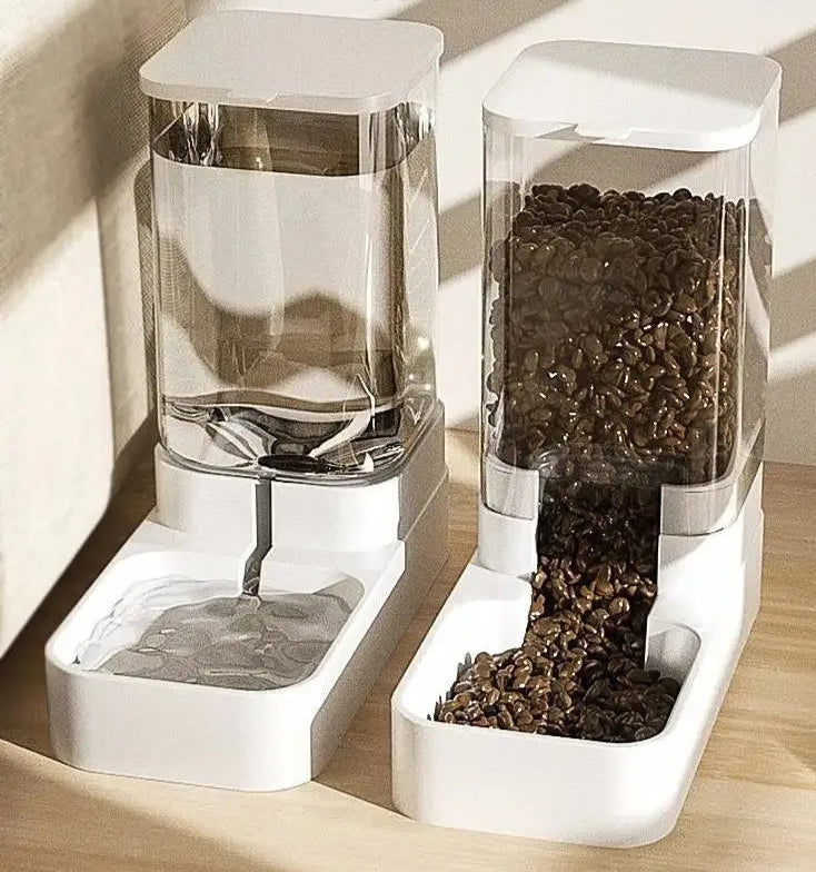 Double distributeur à gravité, sans besoin d’électricité. Design moderne et hygiénique pour croquettes sèches.