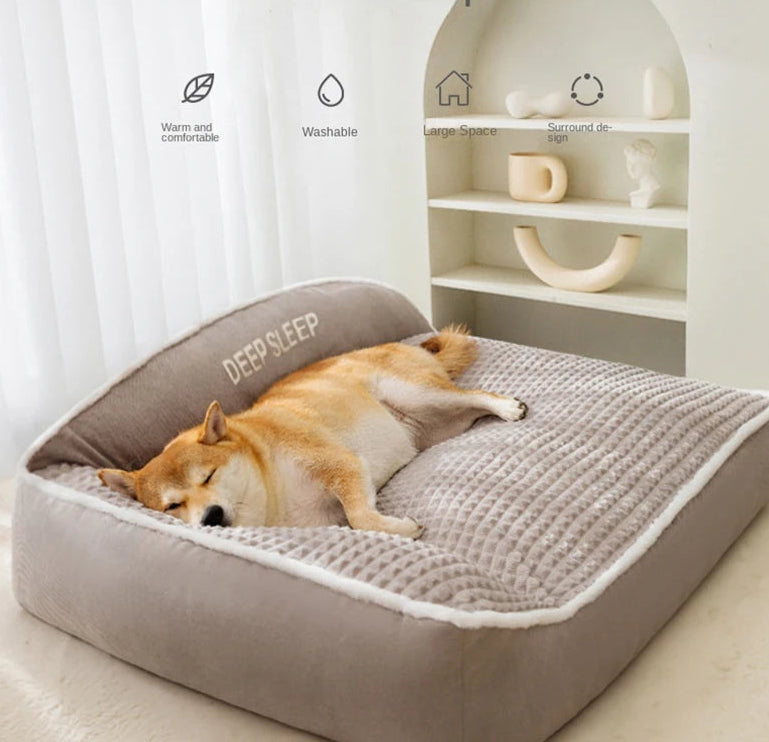 Chien allongé sur un coussin moelleux gris pour chien, doux et confortable dans un intérieur moderne