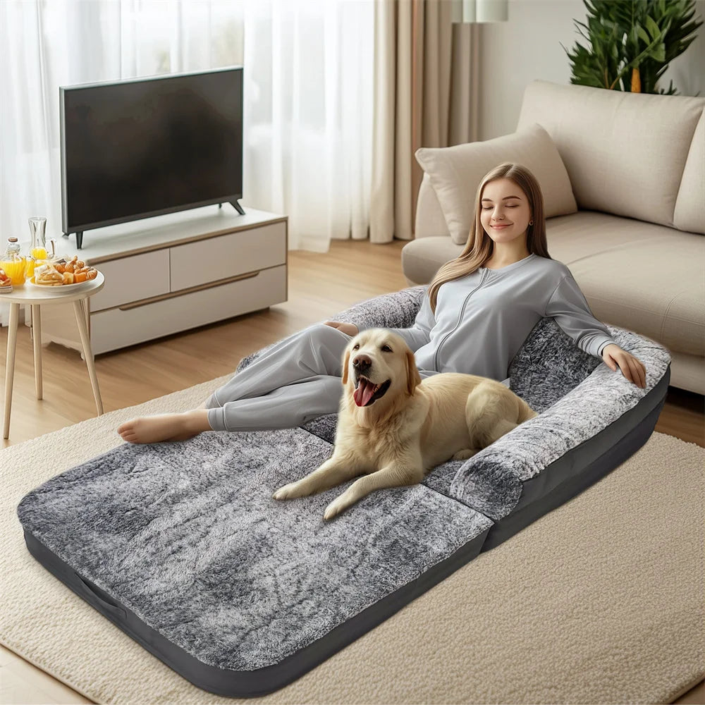 Deux chiens partagent un lit moelleux grande taille. Idéal pour la détente en duo.