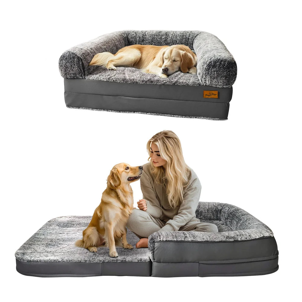 Chien allongé sur un grand lit dans un intérieur cosy. Convient aux grands espaces.