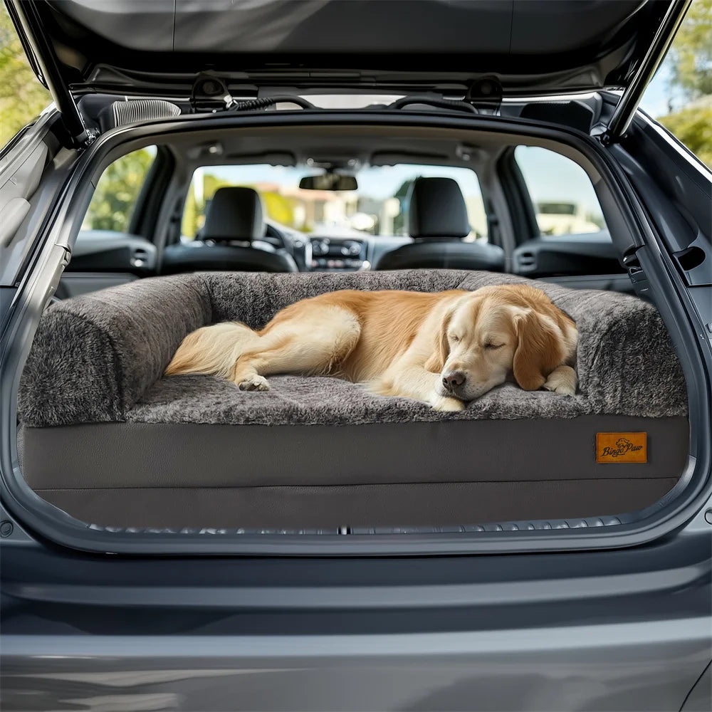 Lit pour chien placé dans un coffre de voiture pour trajets confortables et sécurisés.