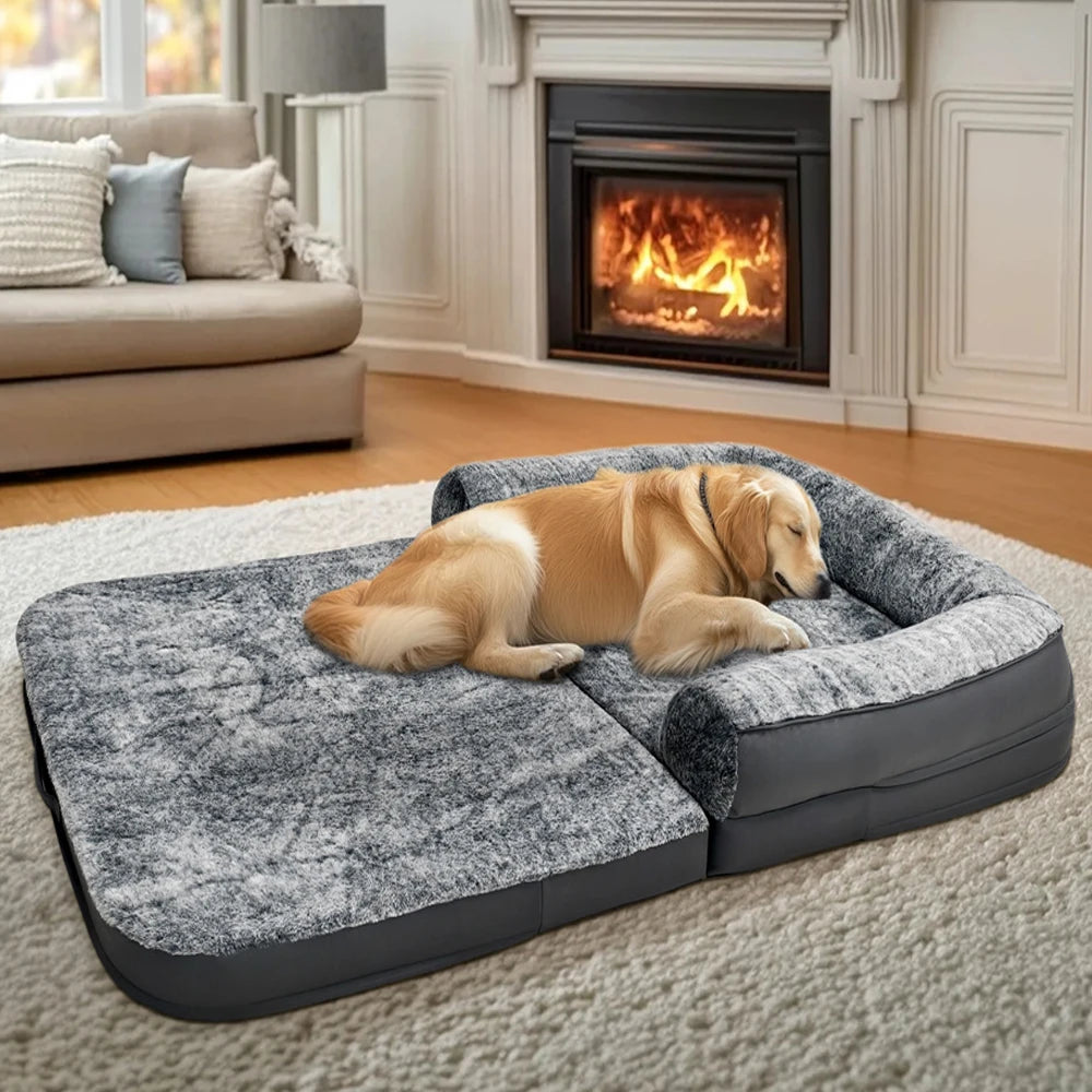 Chien dormant sur un grand lit pour chien dans un salon chaleureux avec cheminée. Confort et chaleur assurés.
