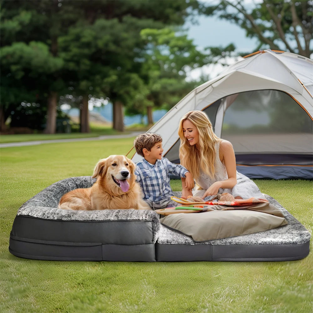 Chien et maître allongés sur un lit pour chien en plein air. Confortable pour jardin ou terrasse.
