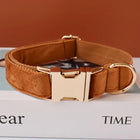 Collier Caramel pour Chien – Flanelle Douce, Boucle Dorée & Laisse Assortie