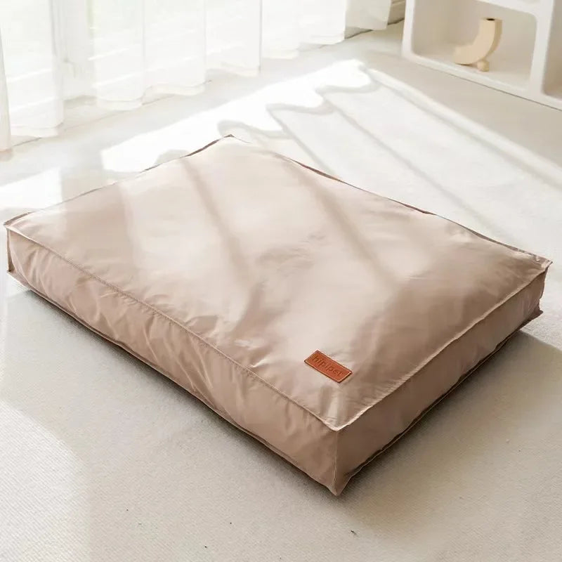 Coussin orthopédique imperméable beige pour chien, élégant, confortable et facile à entretenir.