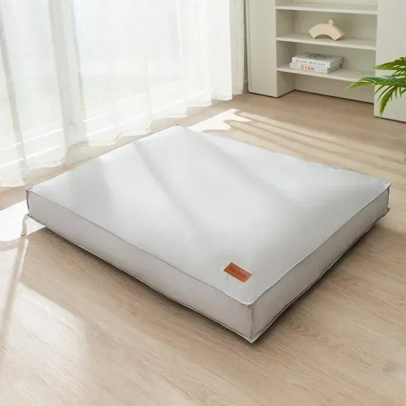 Coussin orthopédique imperméable gris pour chien, lavable et conçu pour le repos quotidien.