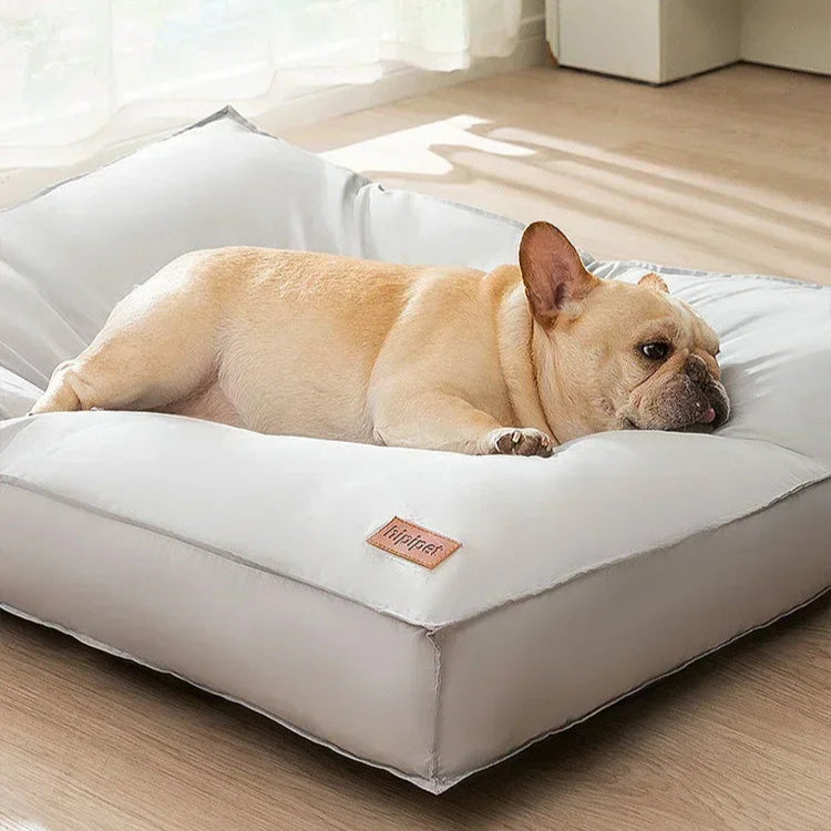 Coussin orthopédique imperméable blanc pour chien avec rembourrage épais et housse lavable.