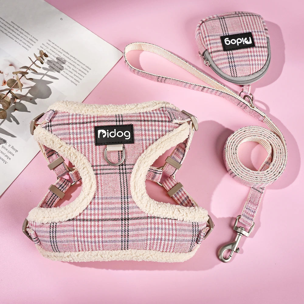 Harnais rose respirant avec doublure chaude, laisse assortie et sac à crottes pratique.