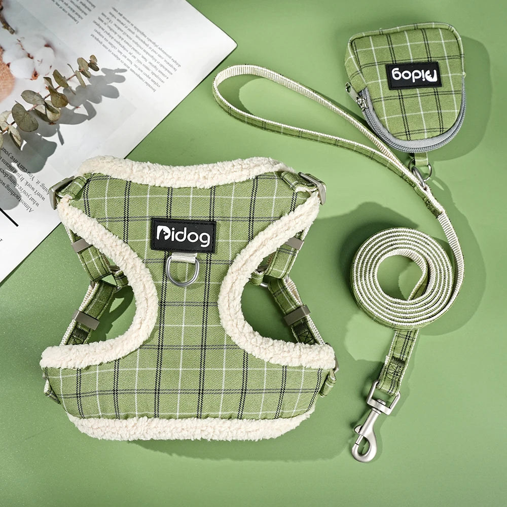 Harnais vert élégant avec laisse et distributeur de sacs à crottes assortis pour promenade.