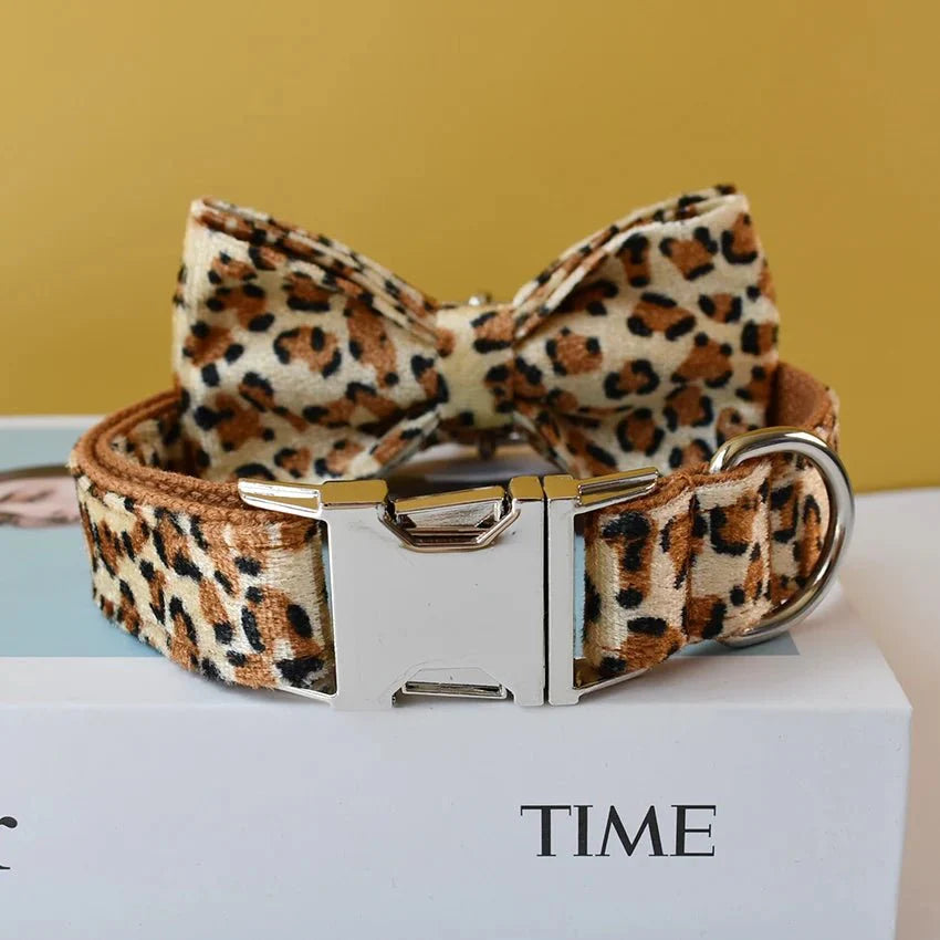 Collier avec Nœud papillon en présentation modèle léopard 