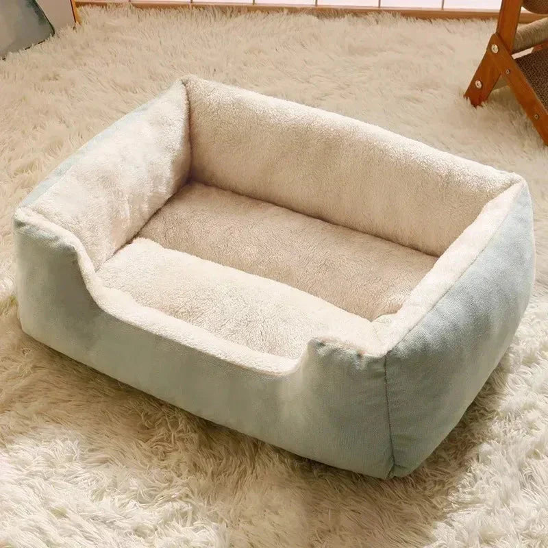 Coussin pour petit chien vert pastel très moelleux.