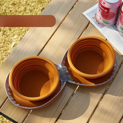 Gamelle pliable marron pour chien posée en extérieur, idéale pour une utilisation sur table de pique-nique.