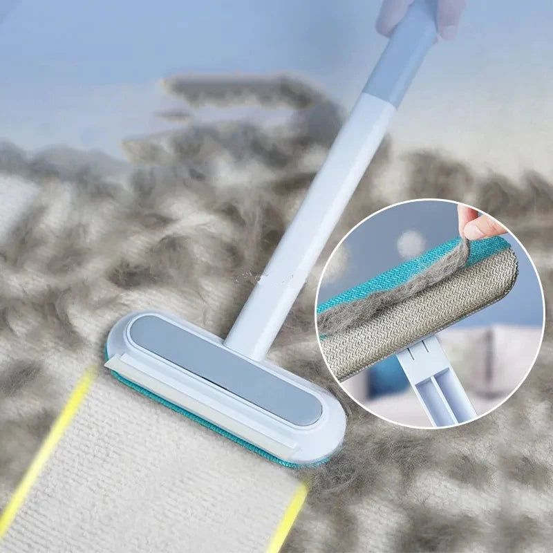 Gros plan sur la brosse anti-poils pour chien et chat en action sur un tissu recouvert de poils d’animaux.