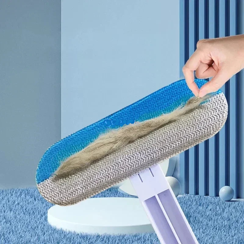 Utilisation de la brosse pour enlever les poils sur un vêtement suspendu. Adaptée aux rideaux et tissus fins.