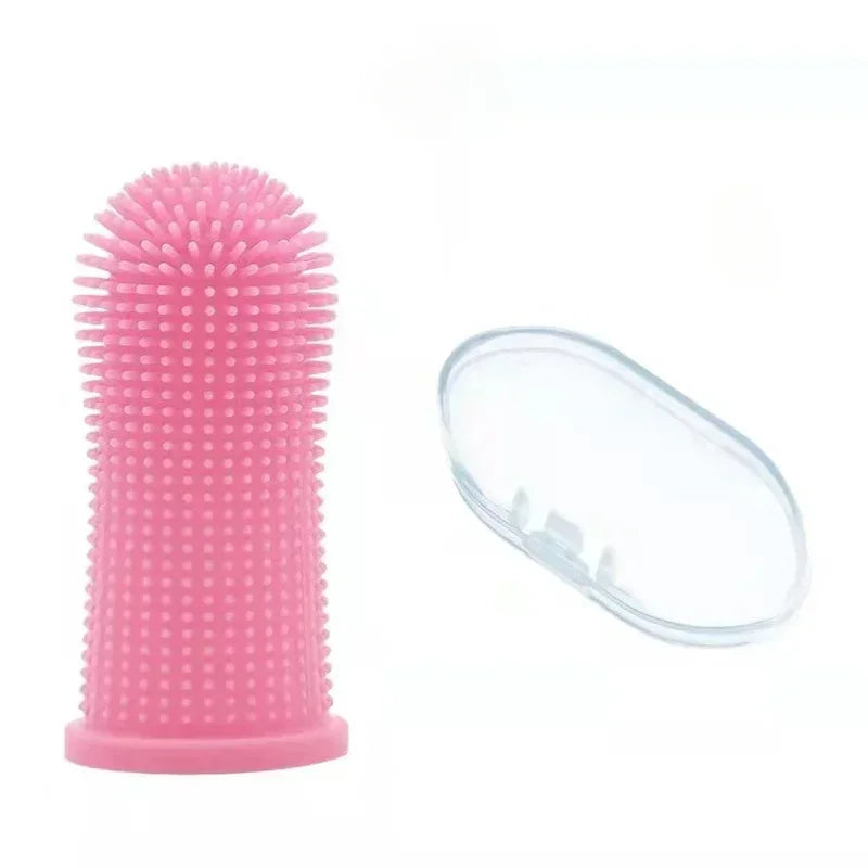 Brosse à dents rose avec capuchon transparent pour rangement hygiénique après usage.