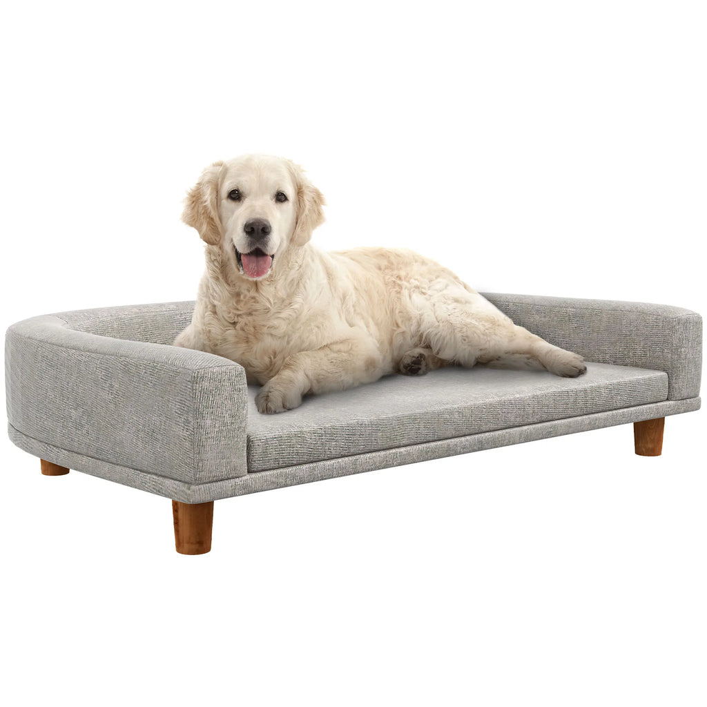Grand chien allongé sur un canapé pour chien gris avec pieds en bois. Design élégant et coussin moelleux.