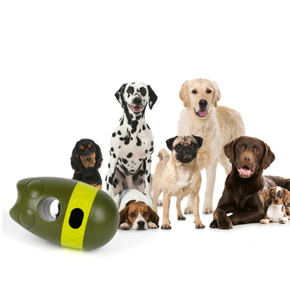 Un chien se concentre pour récupérer les friandises dans le jouet interactif.