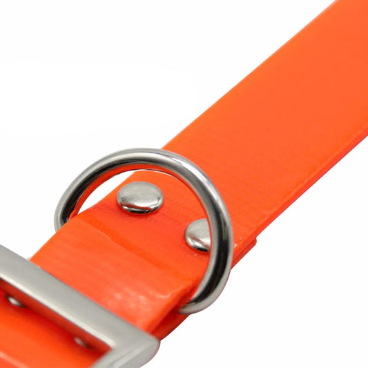 Détail de l’anneau en métal du collier orange pour chien, résistant et pratique