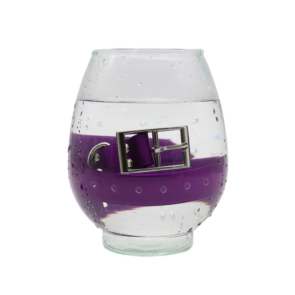 Collier violet imperméable pour chien présenté sur un verre, design élégant