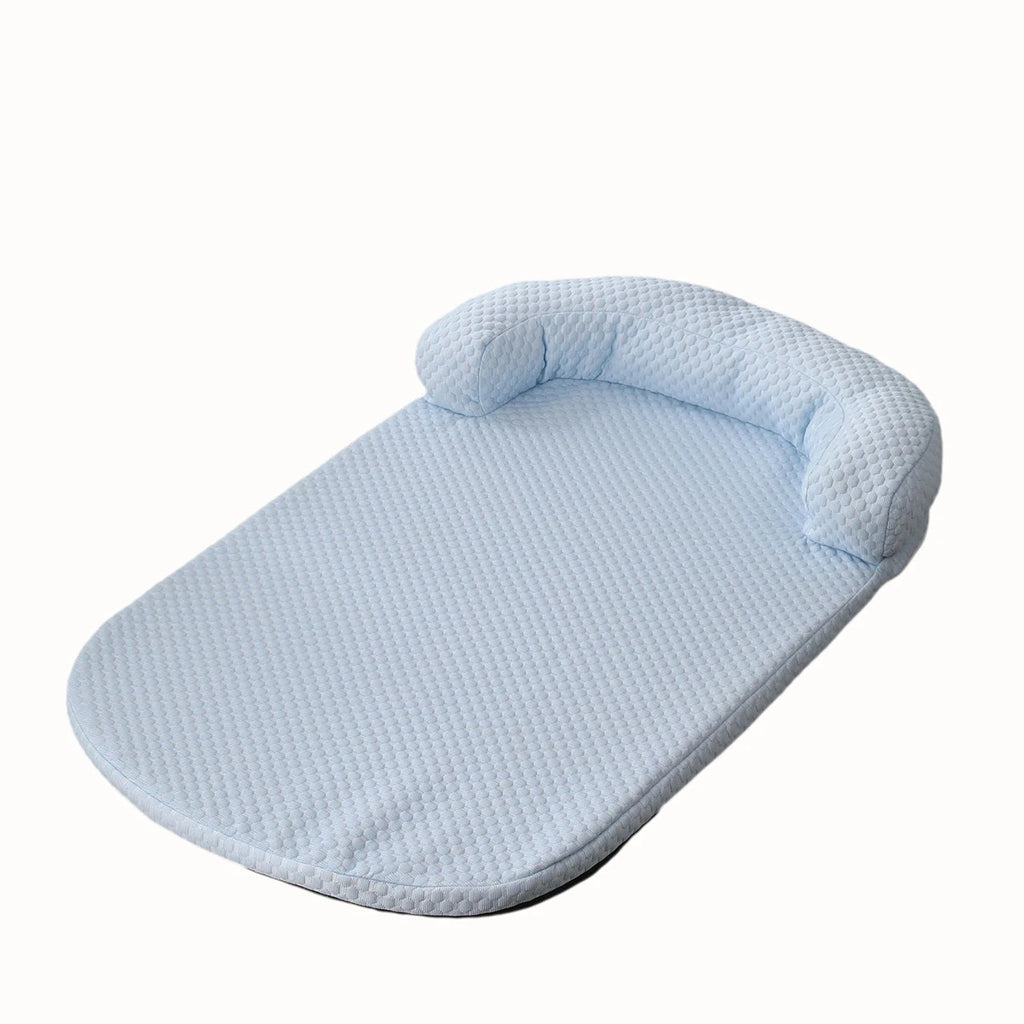 Coussin bleu pastel respirant pour chien avec rebord rembourré