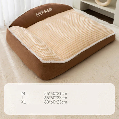 Coussin moelleux chien coloris beige avec étiquette et dimensions visibles