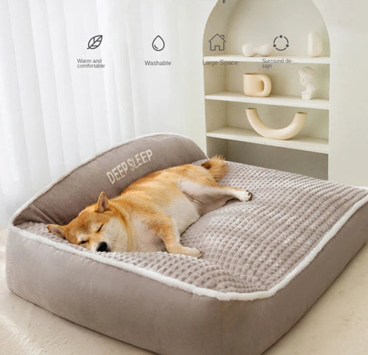 Chien allongé sur un coussin moelleux gris pour chien, doux et confortable dans un intérieur moderne