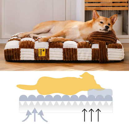 Deux chiens reposant ensemble sur un coussin à mémoire de forme pour chien avec surface douce