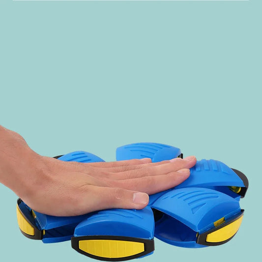 Main appuyant sur une balle frisbee bleue pour chien pour activer sa transformation