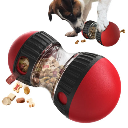 Un chien joue avec un distributeur de friandises rouges. 