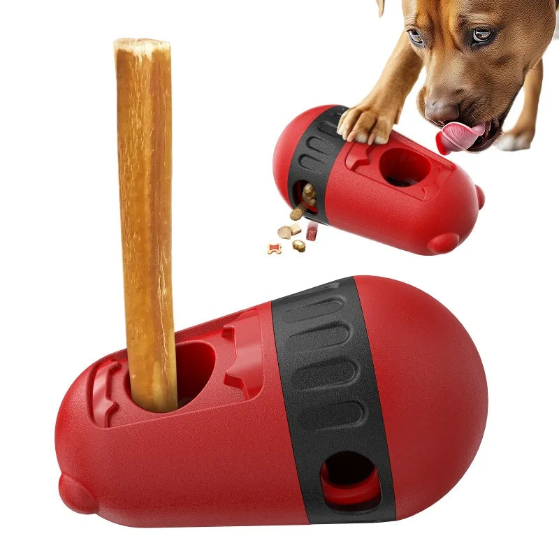 Un chien joue avec le distributeur de friandises roulant rouge. 