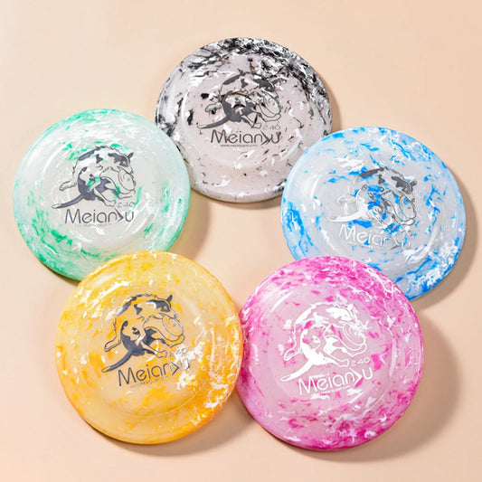 5 frisbees pour chien de couleur, jaune, rose, bleu, vert, noir posés sur une table.
Jouet volant pour chien 