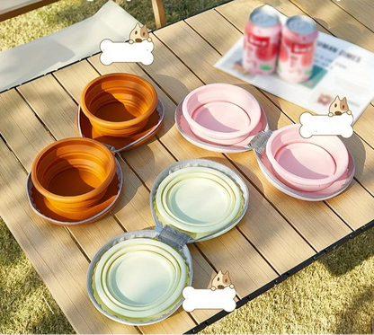 Gamelle pliée et ouverte en coloris marron et rose, montrée avec des canettes pour comparaison de taille.