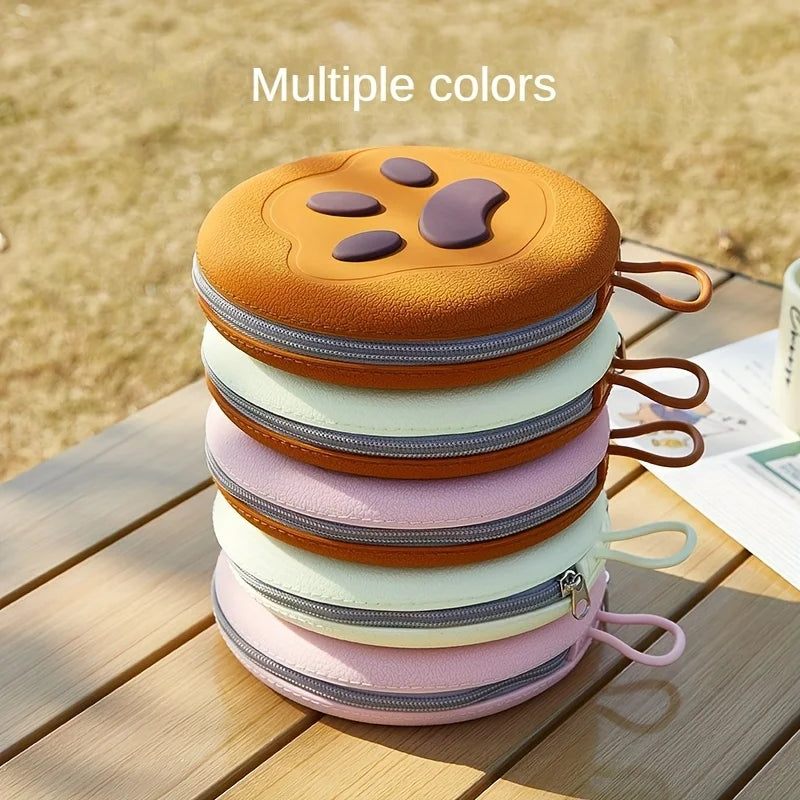 Gamelles pliables pour chien empilées, disponibles en plusieurs coloris pastel doux.