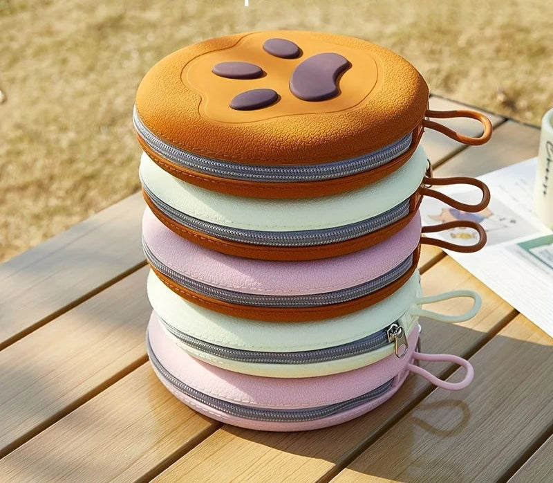Gamelles pliables pour chien empilées, disponibles en plusieurs coloris pastel doux.
