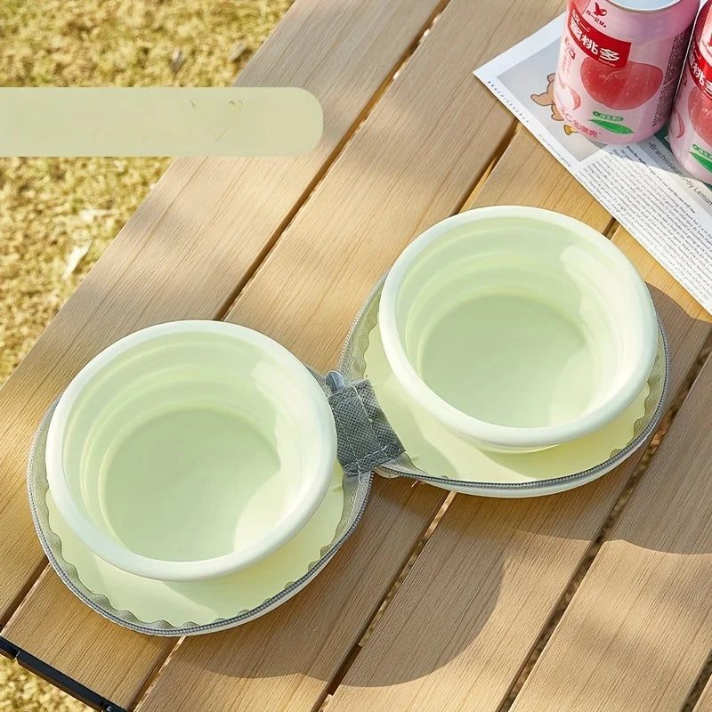 Bol pliable vert et marron côte à côte sur table en bois, parfait pour une double utilisation.