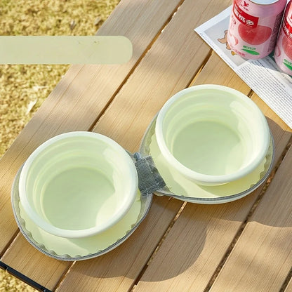 Bol pliable vert et marron côte à côte sur table en bois, parfait pour une double utilisation.