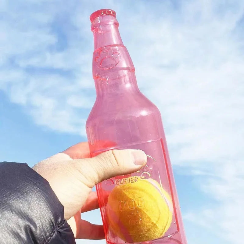 Jouet chien bouteille rouge lancé à un chien qui joue