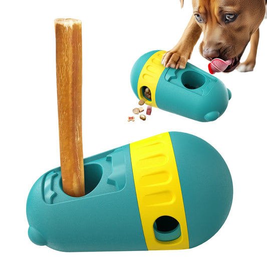 Un chien qui joue avec le jouet distributeur de friandises. Il y a un stick en récompense accroché au distributeur. 