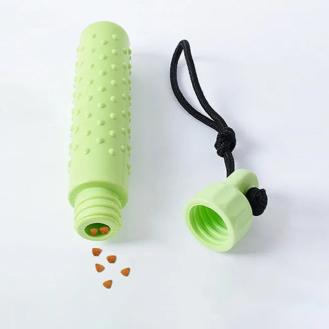 Jouet de lancer vert pour chien ouvert, avec des friandises visibles