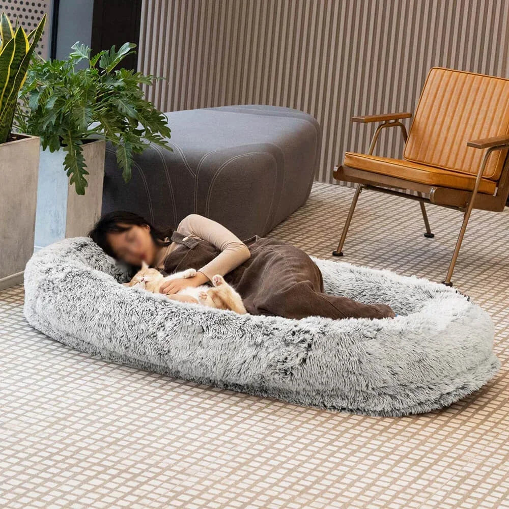 Homme allongé avec un chien dans Matelas orthopédique grande taille XXL