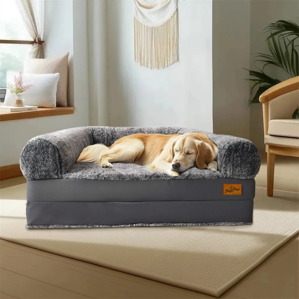 Grand chien allongé sur un lit en peluche épaisse. Parfait pour le repos profond et partagé.