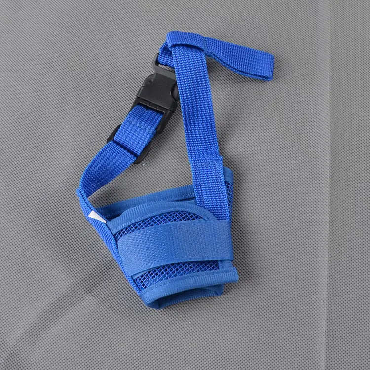 Muselière bleu pour chien anti-aboiement sur fond gris seule. 
5 couleurs noir, rouge, rose, bleu et violet possibles et tailles du S au XL