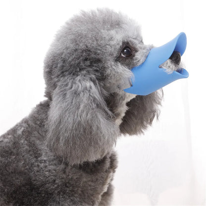 Un chien porte une muselière bleue en forme de bec de canard très souple et confortable.