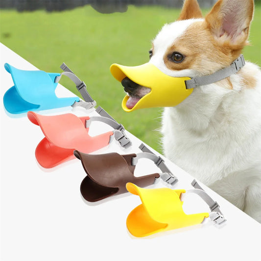 Muselière en forme de bec de canard pour chien  avec le chien qui a une muselière jaune et on vois 4 couleurs de muselières, bleu, rose, marron et jaune| Noble Truffe