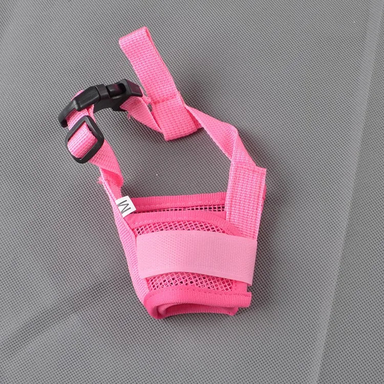 Muselière rose pour chien anti-aboiement sur fond gris seule. 
5 couleurs noir, rouge, rose, bleu et violet possibles et tailles du S au XL