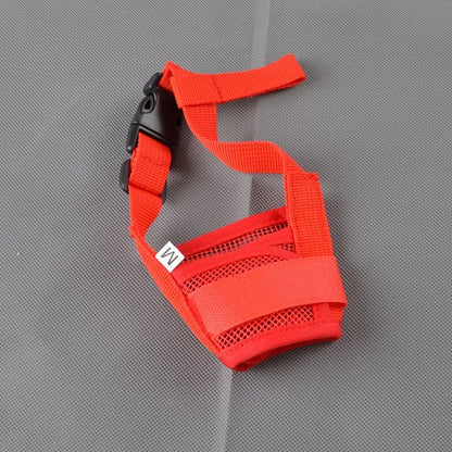 Muselière rouge pour chien anti-aboiement sur fond gris seule
5 couleurs noir, rouge, rose, bleu et violet possibles et tailles du S au XL