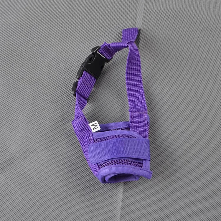 Muselière pour chien violette anti-aboiement sur fond gris seule
5 couleurs noir, rouge, rose, bleu et violet possibles et tailles du S au XL
