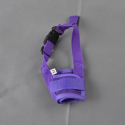 Muselière pour chien violette anti-aboiement sur fond gris seule
5 couleurs noir, rouge, rose, bleu et violet possibles et tailles du S au XL