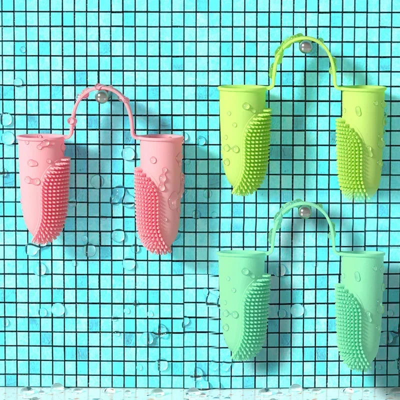 Lot de brosses à dents pour chien en silicone souple, coloris vert et rose. Faciles à suspendre et laver.