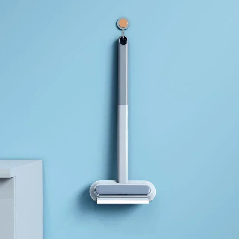 Brosse anti-poils pour chien et chat suspendue au mur. Rangement facile et pratique.